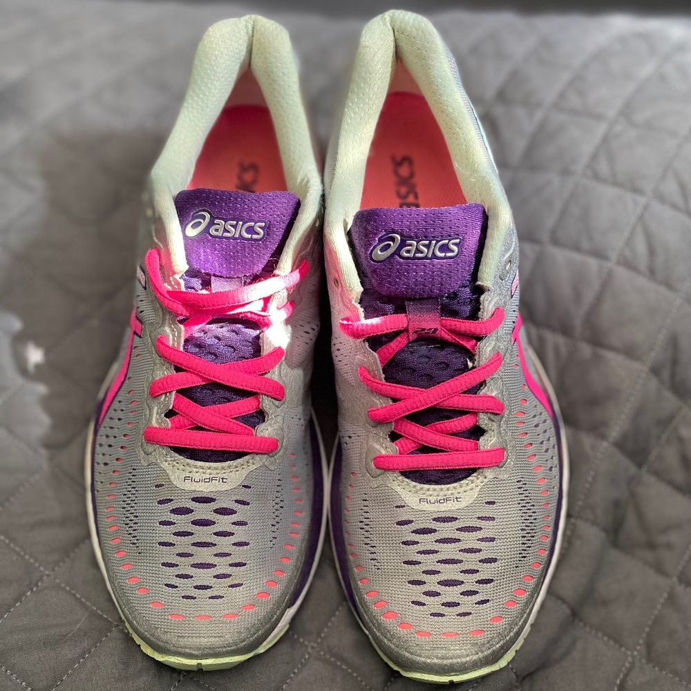 *Pre-Owned Lightly Used* Women's Asics Gel-Kayano 23-T699N Running/Gym-Gray